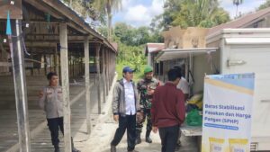 Koramil 02/Kamipang Ikut Pastikan Gerakan Pangan Murah Berjalan Lancar