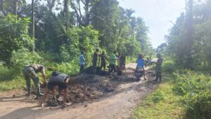 TNI dan Warga Tarusan Danum Bahu Membahu Jaga Kebersihan Lingkungan