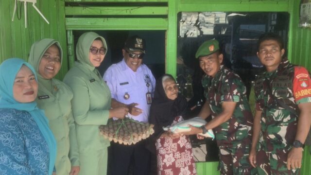 Koramil 1019-01/Katingan Kuala Pererat Silaturahmi Lewat Pembagian Sembako Untuk Lansia