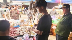 Bupati Katingan Saiful Pastikan Stabilitas Harga Sembako di Pasar Tumbang Samba