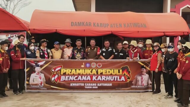 Kwarcab Gerakan Pramuka Katingan Peduli, Petugas BPBD Terima Bantuan