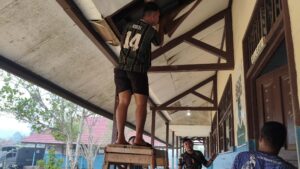 Tak Hanya Menjaga, TNI Ikut Benahi Sekolah Di Pelosok Katingan