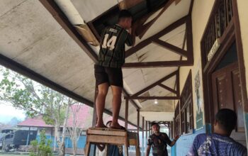 Tak Hanya Menjaga, TNI Ikut Benahi Sekolah Di Pelosok Katingan